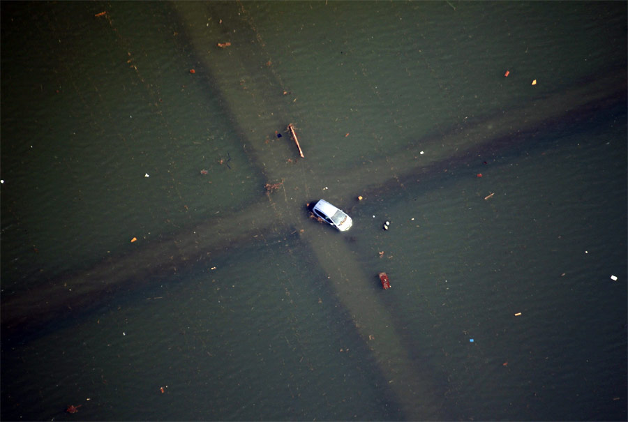 © Автомобиль на затопленном перекрестке после цунами в Японии. © Jo Yong-Hak/Reuters