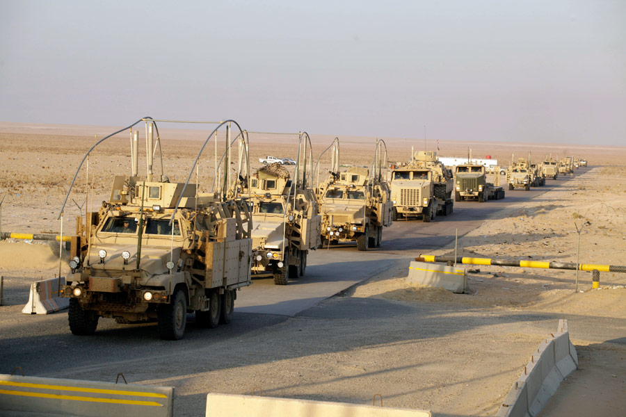 Военные автомобили пересекают границу с Кувейтом. © Maya Alleruzzo/AP Photo