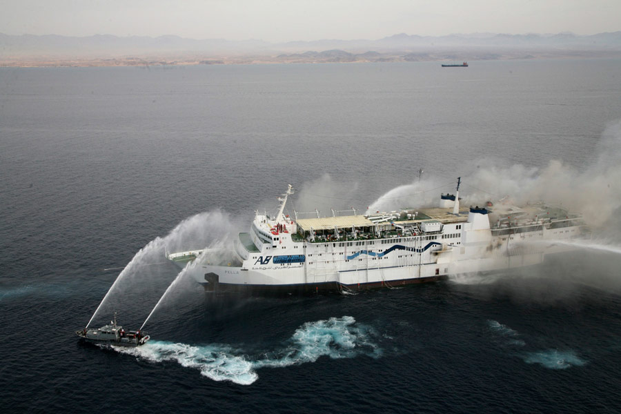 Тушение пожара на борту парома «Pella» в Красном море 3 ноября 2011. © Abraham Farajian/Reuters