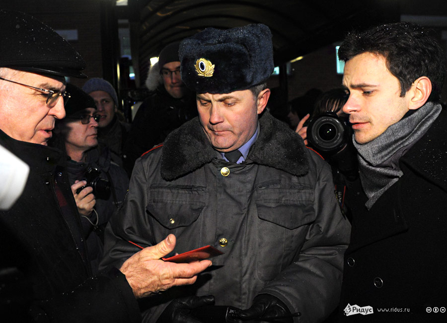 Илья Яшин (справа) на пикете в защиту Сергея Удальцова у здания Тверского суда 26 декабря 2011 года. © Василий Максимов/Ridus.ru