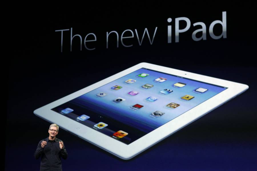 Генеральный директор Apple Тим Кук представляет новый iPad © Robert Galbraith/REUTERS
