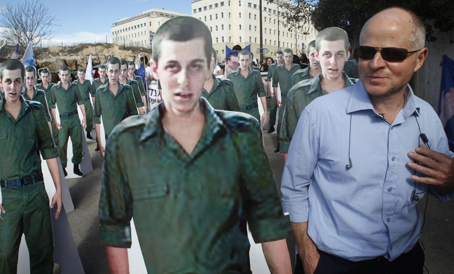Отец пленного капрала Ноам Шалит на акции в поддержку переговоров по обмену пленными. © RONEN ZVULUN/Reuters