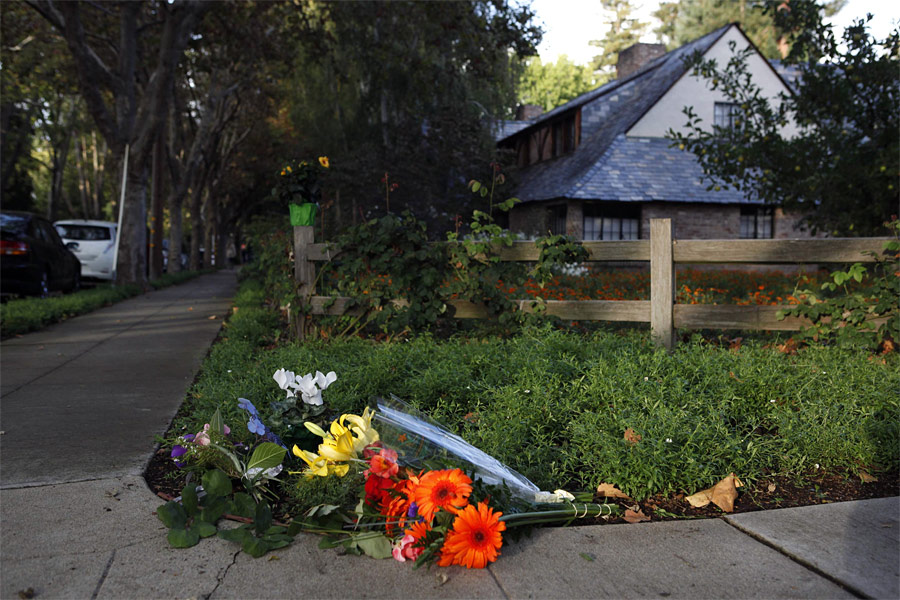 Цветы у дома Стива Джобса в Пало-Альто в Калифорнии. © Beck Diefenbach/Reuters