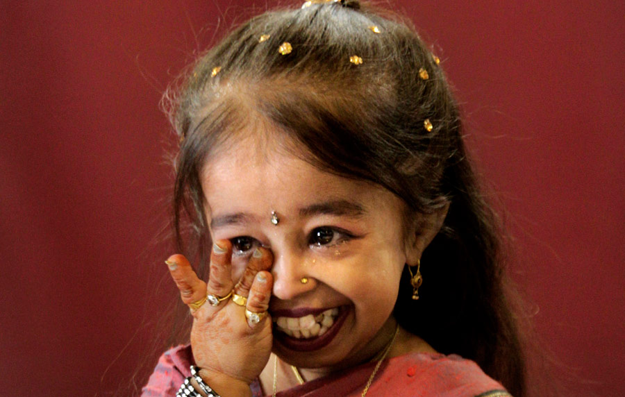 Джиоти Амге расплакалась после официального признания самой маленькой женщиной в мире. © Manish Swarup/AP Photo