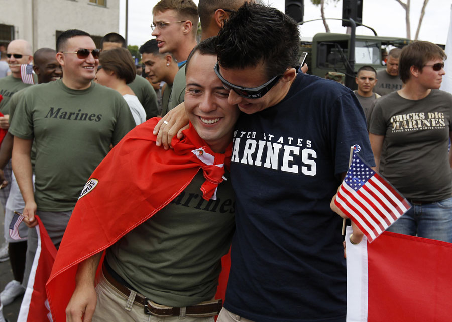 Капрал американских ВМФ Джим Риндон с другом готовятся к участию в гей-параде в Сан-Диего. © Reuters/MIKE BLAKE