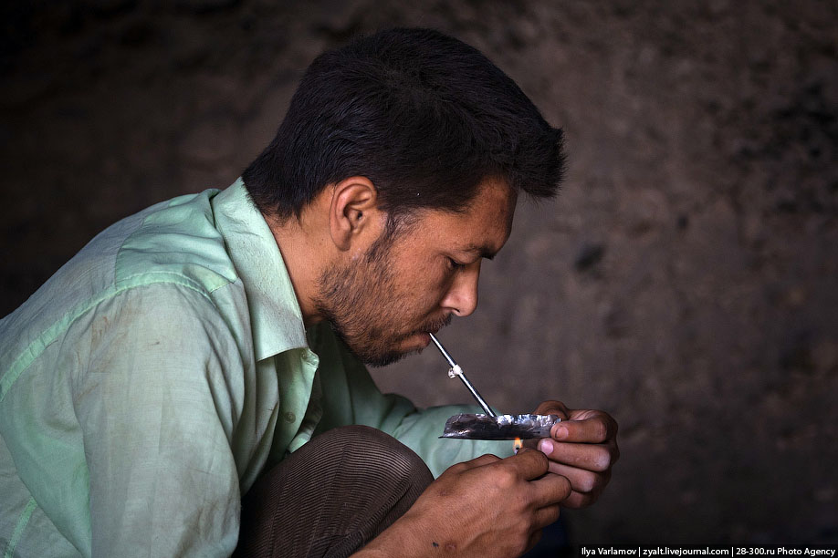 Героиновый наркоман в Афганистане.