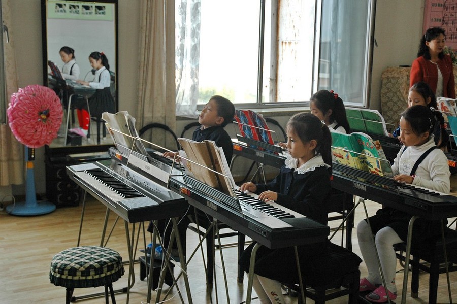 Пионеры-музыканты во Дворце пионеров в Пхеньяне