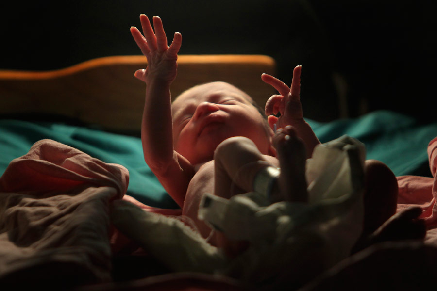 Жесты новорожденного ребенка в первые минуты жизни в педиатрическом отделении больницы Тегусигальпы. © Edgard Garrido/Reuters