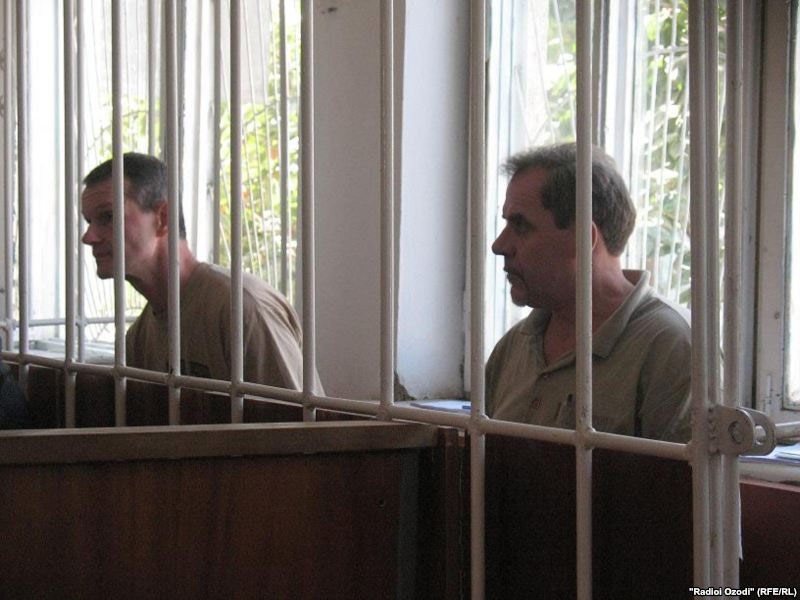 Арестованные летчики в зале суда в Душанбе. © «Радио Озоди» (RFE/RL)