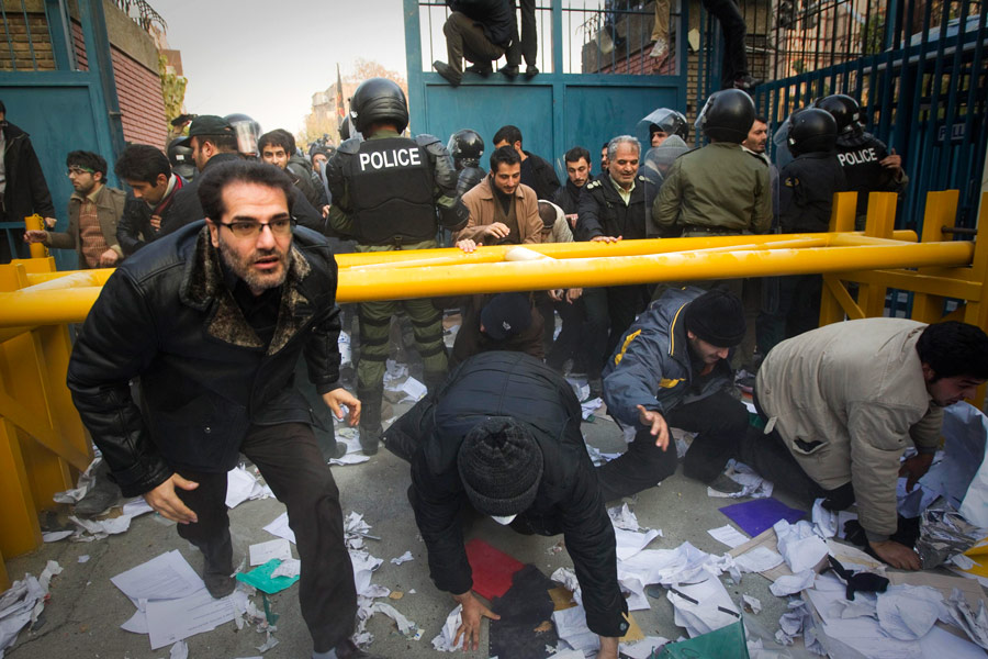 Штурм отделения британского посольства студентами в Тегеране. © Reuters