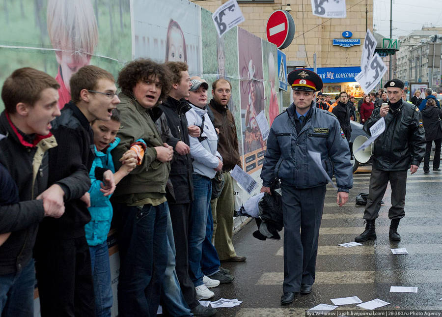 Полиция дежурит возле места проведения акции оппозиционеров на Триумфальной площади в Москве. © Илья Варламов