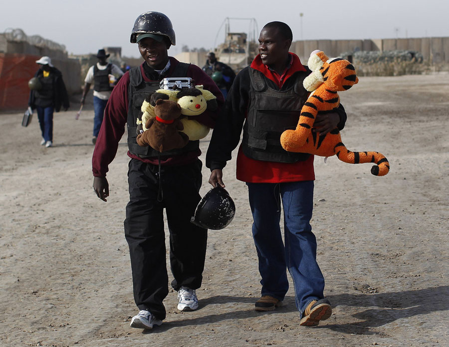 Угандийские охранники бывшей американской военной базы лагерь Калсу в Ираке любят игрушки. © SHANNON STAPLETON/Reuters