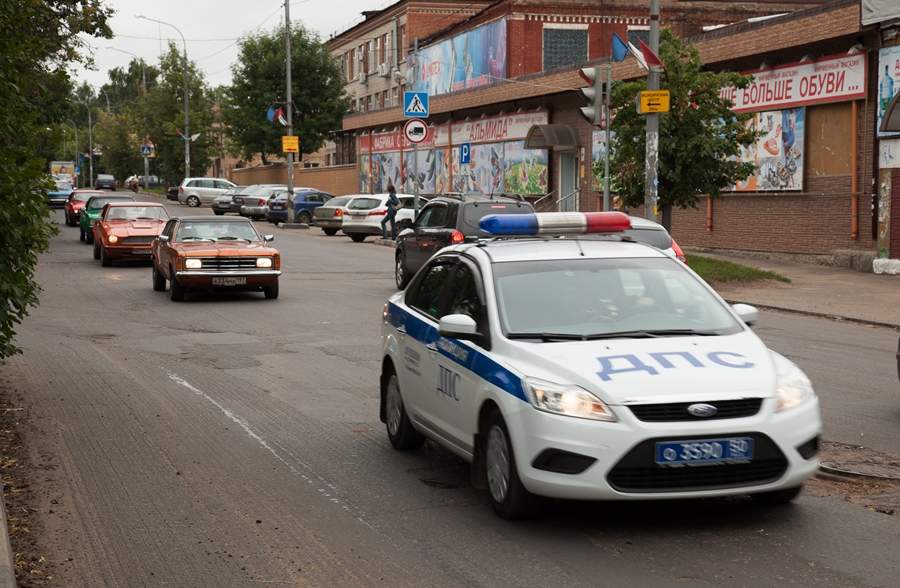 Проезд колонны автомобилей по улицам Пушкино 