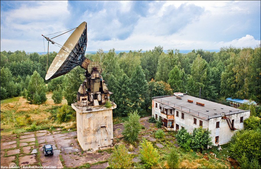 Радиотелескоп РТ-15-2 и здание управления радиотелескопами.