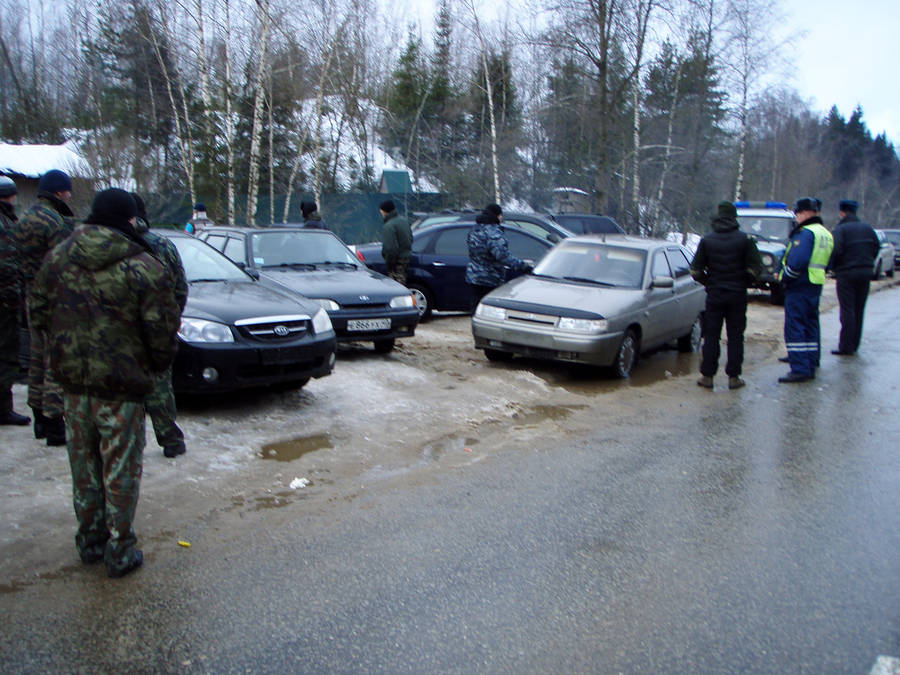Корсаровцы приехали на автомобилях без номеров, на что полиция упорно отказывалась обращать внимание