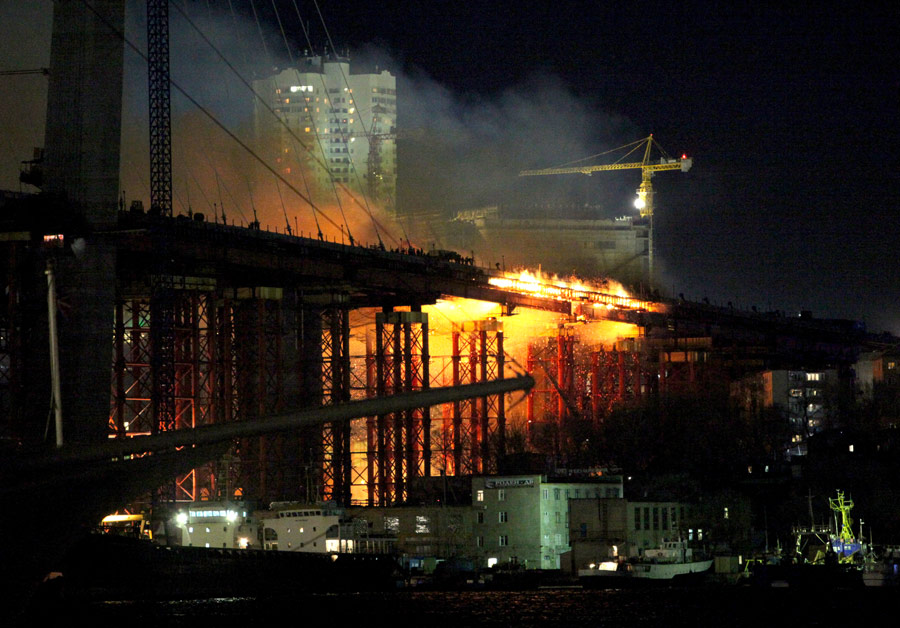Пожар на строящемся мосту через бухту Золотой Рог во Владивостоке. © Виталий Аньков/РИА Новости