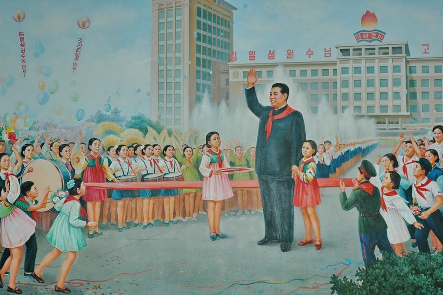 Панно с товарищем Кимом в Пхеньянском дворце пионеров