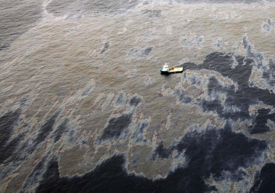 Вид с воздуха на нефтяное пятно неподалеку от Рио-де-Жанейро, образованное разливом нефти. © Rogerio Santana/Handout/Reuters
