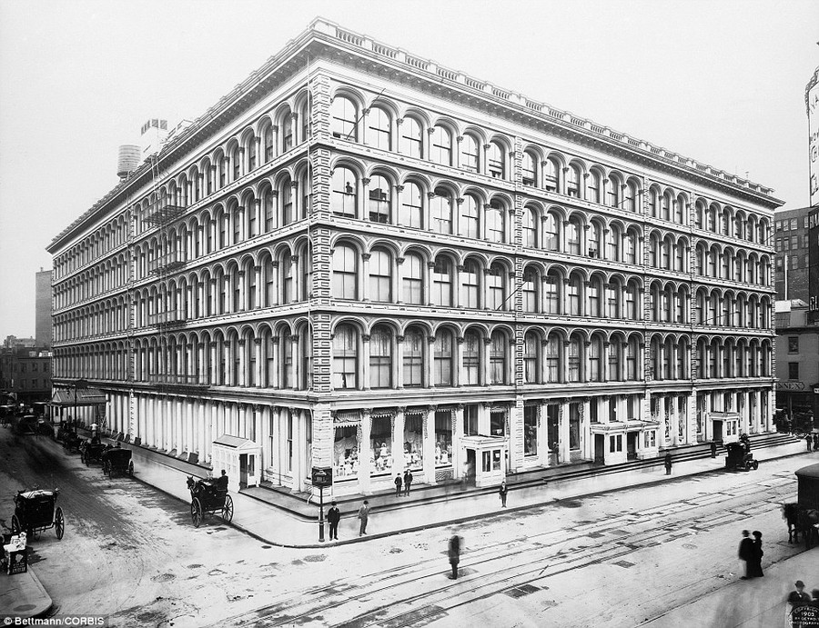 The old Wannamaker store with a cast iron facade between 8th and 9th Streets, taken in 1903