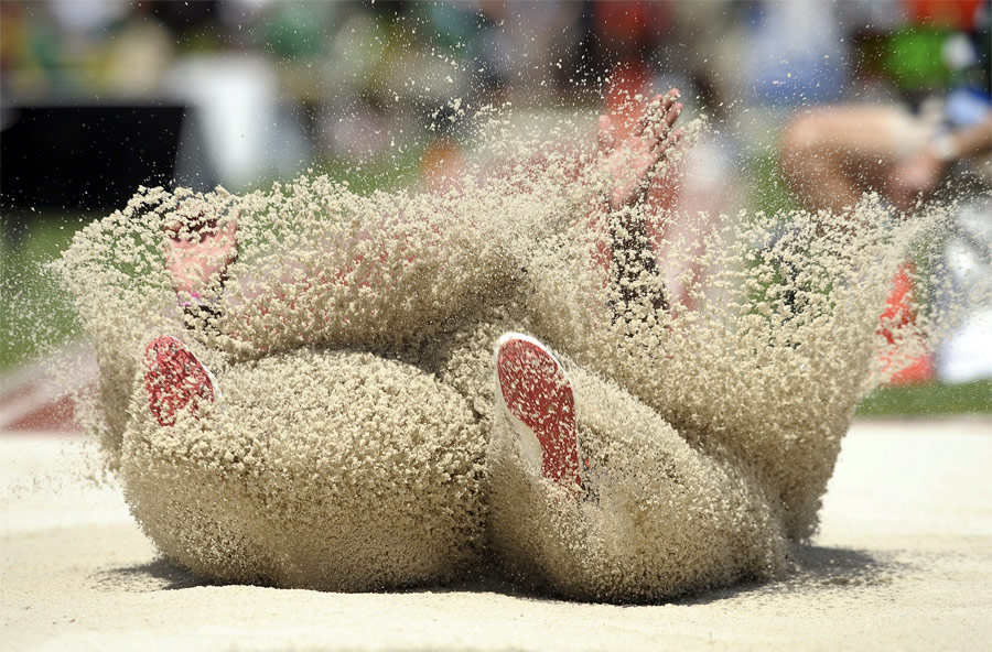 Приземление Брайса Лэмба в соревновании по прыжкам в длину в Орегоне. © Steve Dykes/Reuters