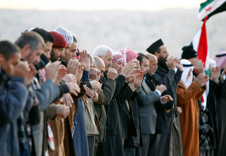 Сирийские мусульмане на коллективном намазе в Иордании. © Ali Jarekji/Reuters