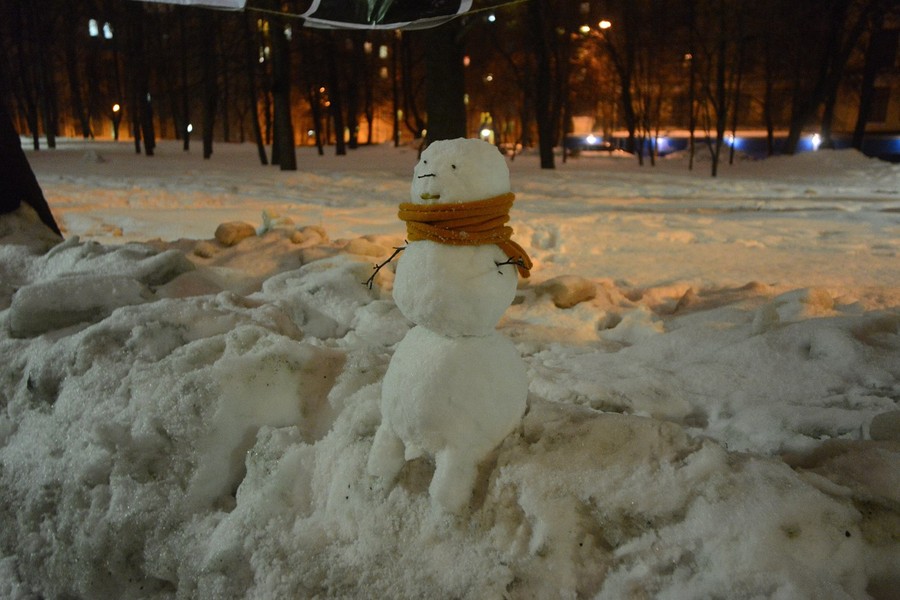 Снеговик Вася на страже экспозиции Миусского сквера