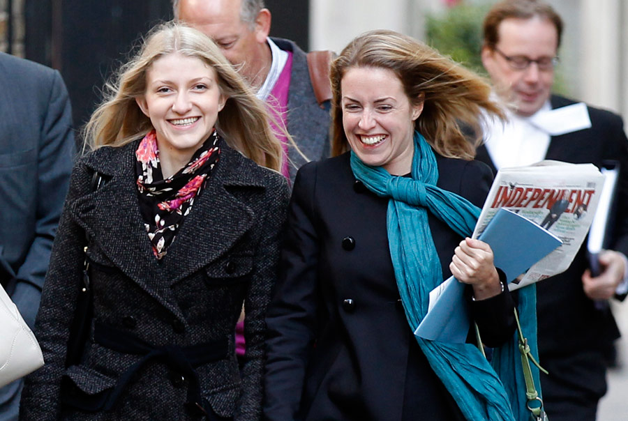 Катя Затуливетер (слева) со своим адвокатом перед слушанием дела в лондонском суде в октябре 2011 года. © Chris Helgren/Reuters