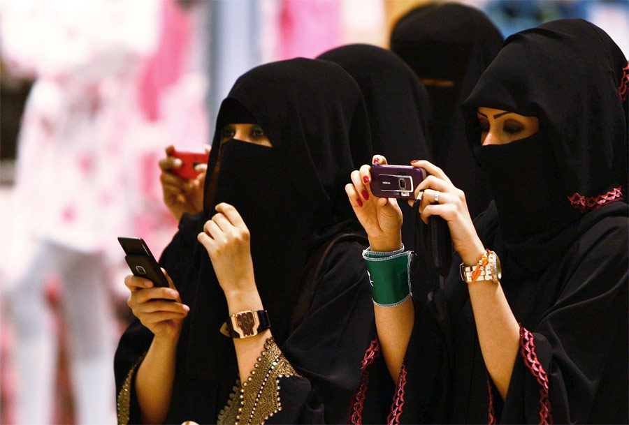 Мусульманки в одежде, закрывающей лицо. © Fahad Shadeed/Reuters