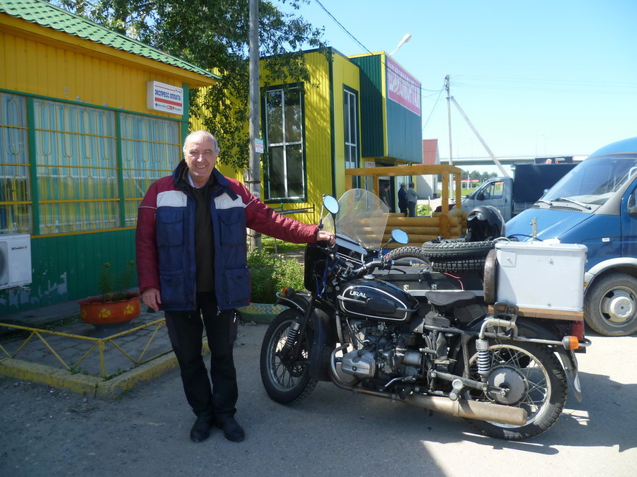 Чарли рядом со своим мотоциклом Урал