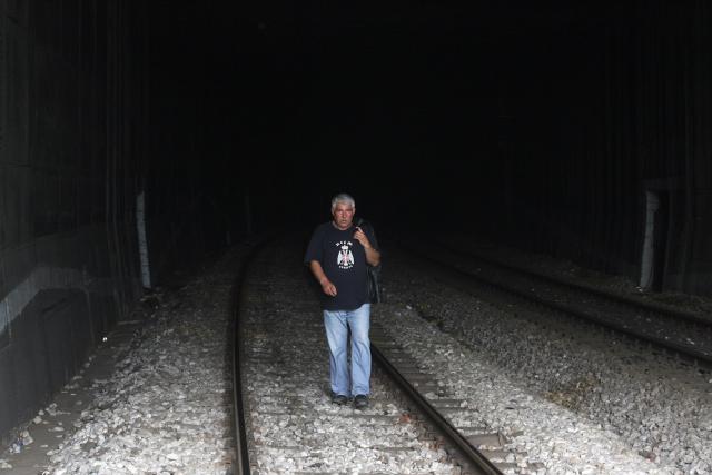 Пассажир одного из поврежденных поездов выбирается из тоннеля своим ходом © Tanjug