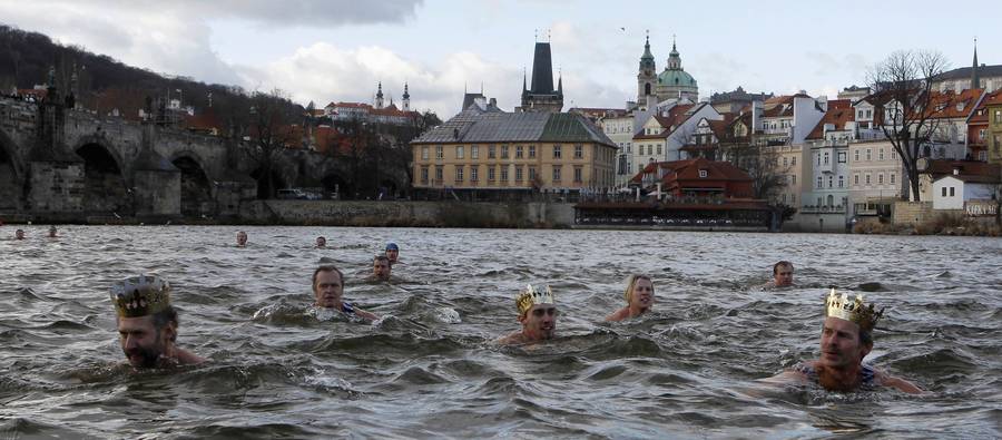 Участники заплыва в ходе Дня трех королей в реке Влтава в Праге. Температура воды 5 градусов Цельсия. © Petr Josek/Reuters