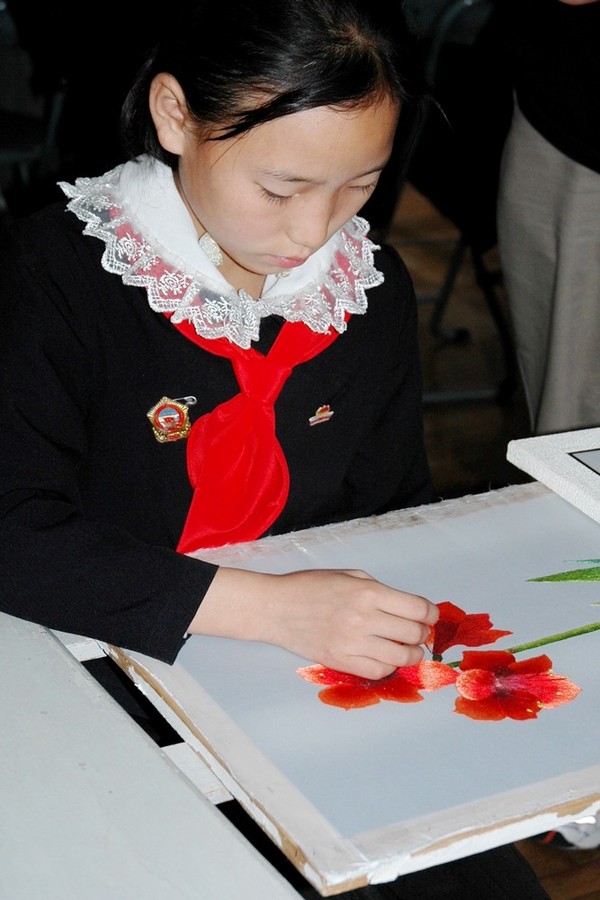 Урок вышивания в Пхеньянском дворце пионеров