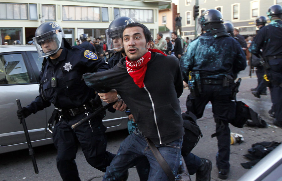 Полиция Окленда задерживает активиста. © Kim White/Reuters