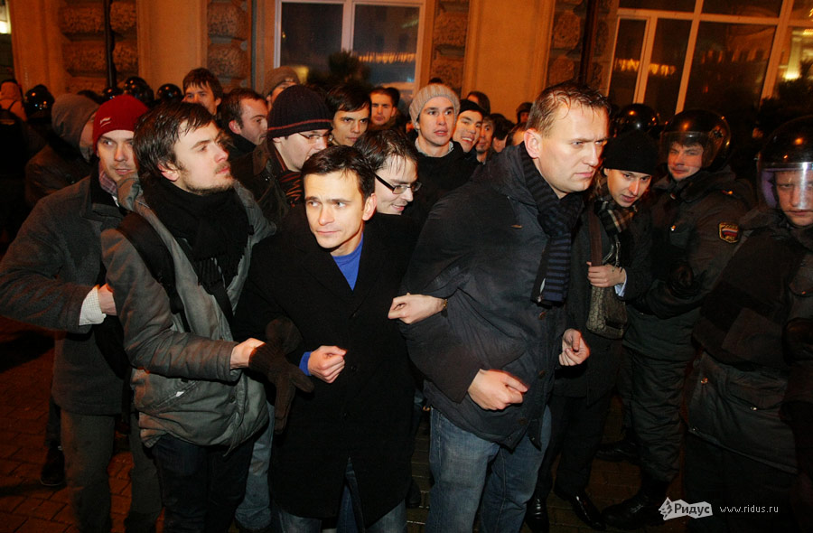 Алексей Навальный (справа) на митинге «Солидарности» 5 декабря 2011 года. Слева от него (в центре) — Илья Яшин. © Антон Тушин/Ridus.ru