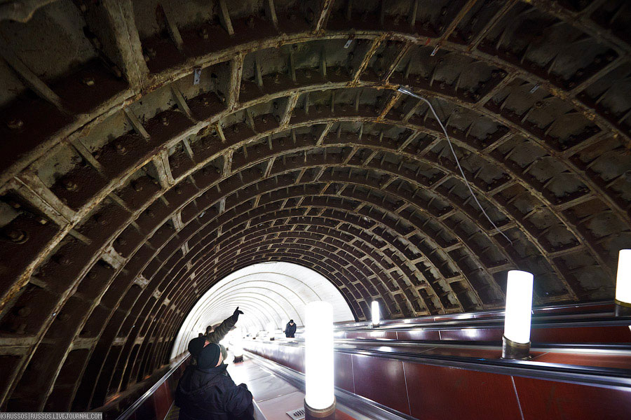 Очень необычные ощущения ехать на эскалаторе в таком тоннеле. 