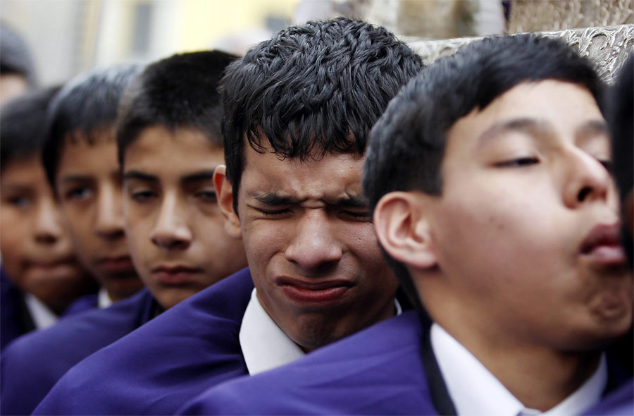 Дети несут копию одной из самых почитаемых в Перу католических икон «Властелин чудес» на процессии в Лиме. © Enrique Castro-Mendivil/Reuters