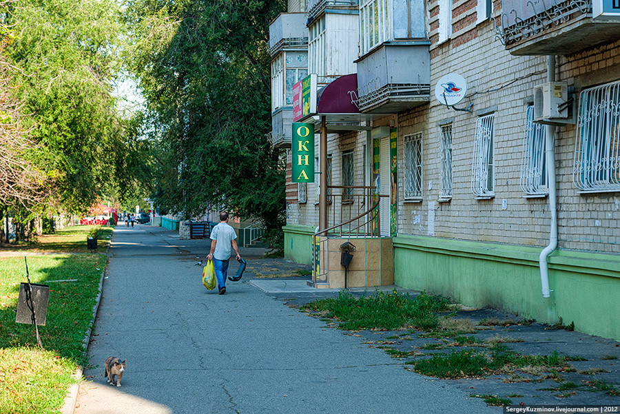 12. Заросший травой тротуар вдоль дома №20 по ул. Менделеева.