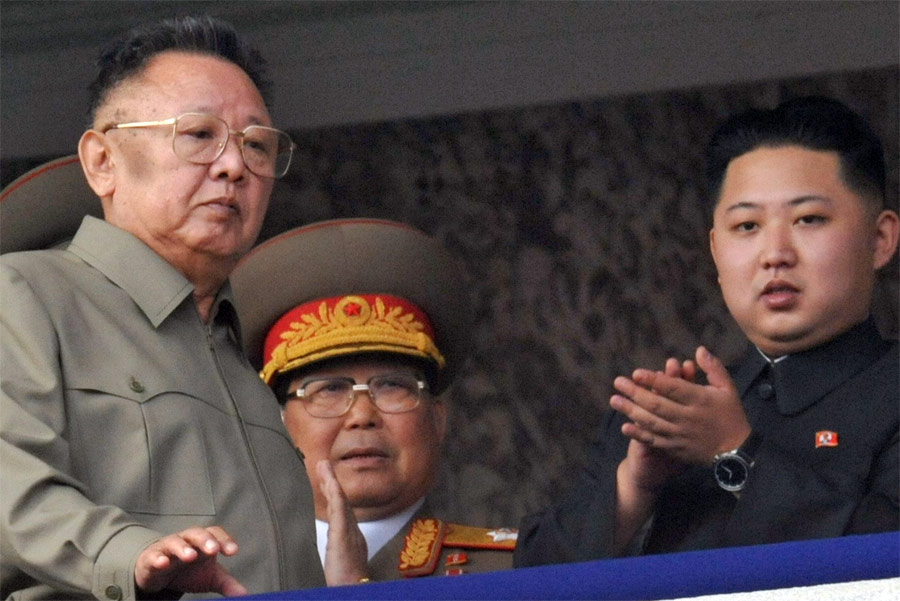 Ким Чен Ир (слева) и его сын Ким Чен Ын (справа). © Kyodo/Reuters