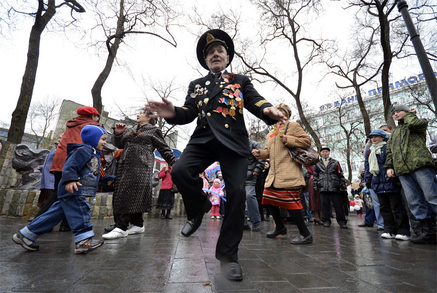 Ветеран из Владивостока танцует во время Дня Победы. © Юрий Мальцев/Reuters