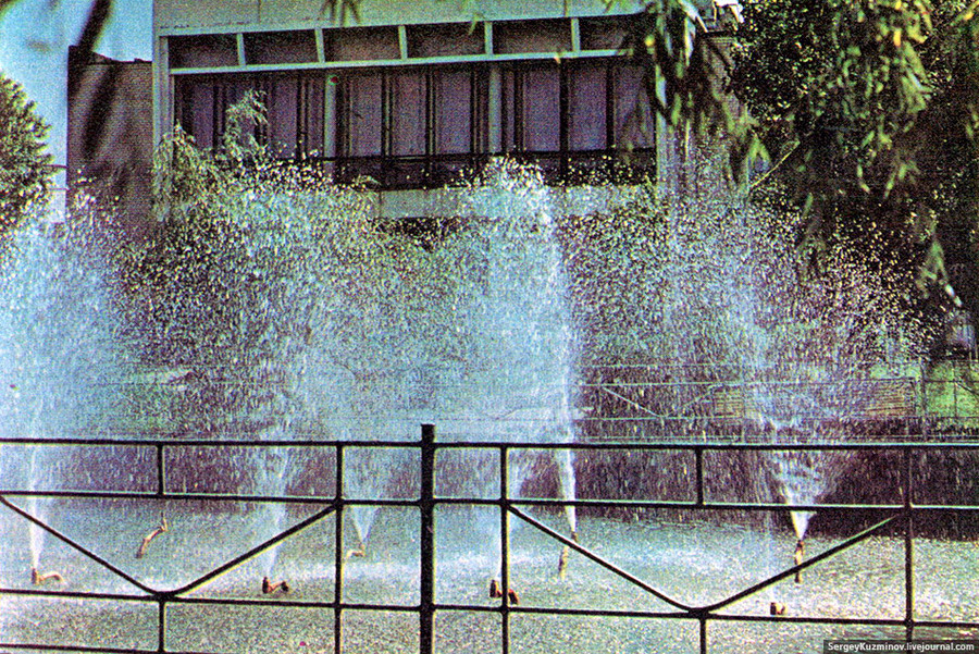 71. Таким был фонтан перед зданием ДК химического техникума. Фото из буклета Невинномысского химико-механического техникума.