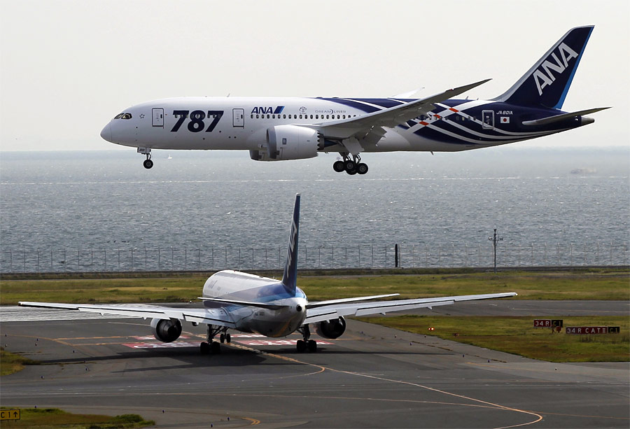 Boeing 787 Dreamliner приземляется в токийском аэропорту. © Toru Hanai/Reuters