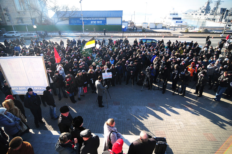 Участники митинга  во Владивостоке против фальсификации на прошедших выборах в Госдуму РФ. © Юрий Смитюк/ИТАР-ТАСС