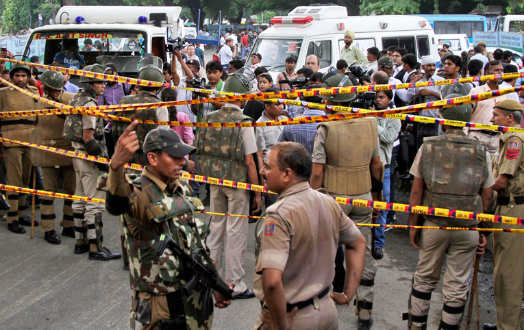 Полицейское оцепление у здания Верховного суда в Нью-Дели. © Reuters / B MATHUR
