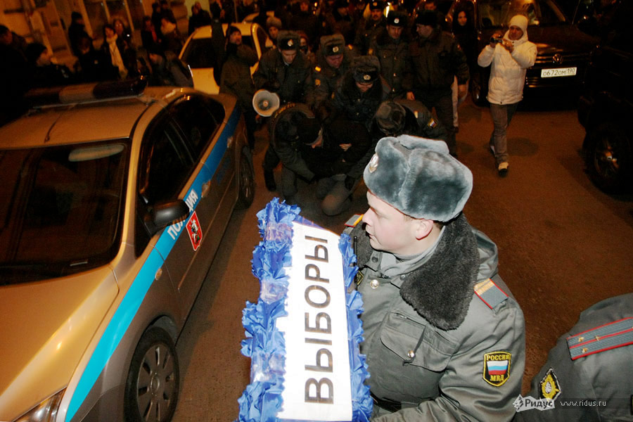 Задержание оппозиционеров на акции символических похорон выборов.© Антон Тушин/Ridus.ru