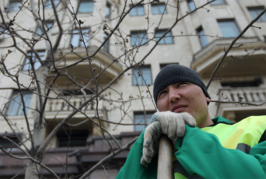 Дворник-мигрант на улице Москвы. © Валерий Мельников/РИА Новости