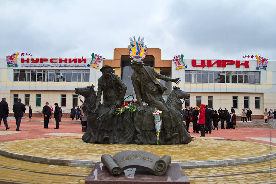 Памятник цирковой паре Юрий Никулину и Михаилу Шуйдину // ©  www.castandcrea.ru / Никита Мамонтов