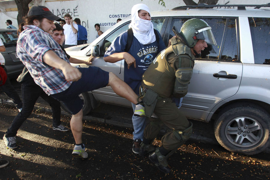 Демонстранты отбивают одного из своих сторонников, которого попыталась задержать полиция. © IVAN ALVARADO/Reuters