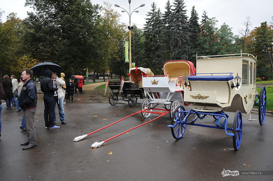 Новый вид развлечения в «Сокольниках» — поездка на карете. © Антон Белицкий/Ridus.ru