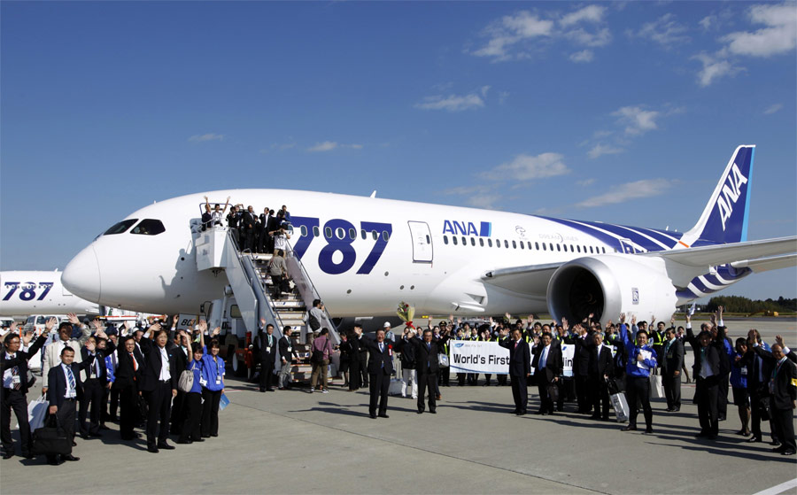 Пассажиры перед первым коммерческим полетом Boeing 787 Dreamliner в аэропорту Токио. © Issei Kato/Reuters