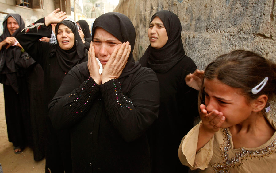 Родственники убитого палестинского моджахеда Мохаммеда Ашура скорбят во время похорон. Город Хан-Юнис на юге Сектора Газы. © Ibraheem Abu Mustafa/Reuters